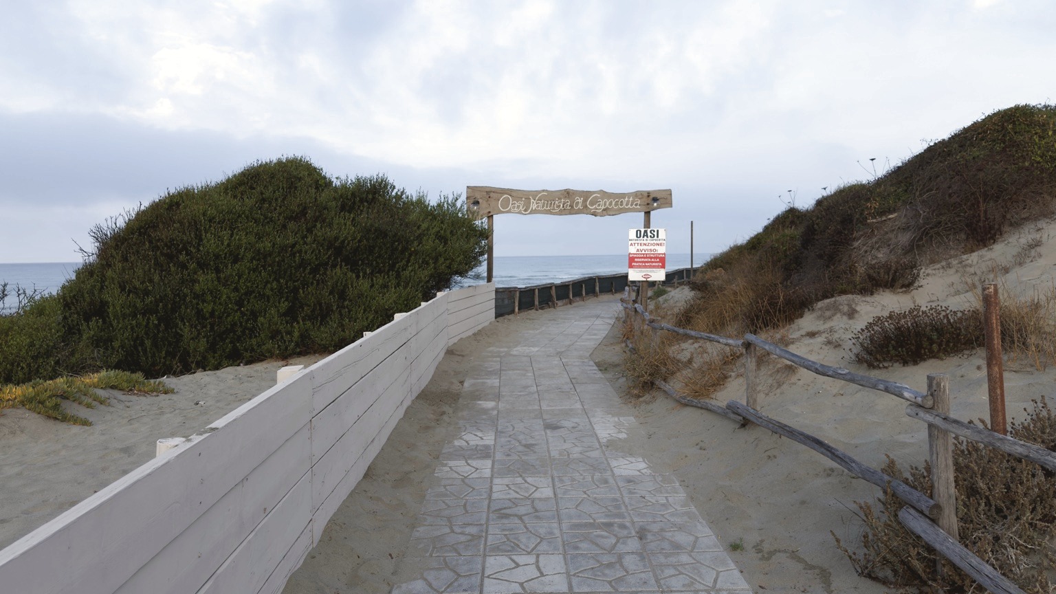 La passerella tra le dune che conduce all’Oasi Naturista di Capocotta