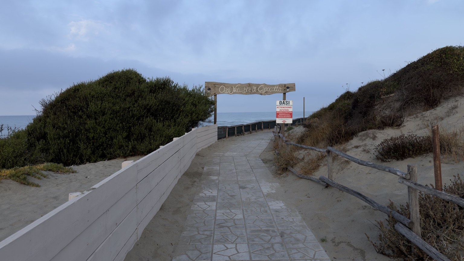 La passerella tra le dune che conduce all’Oasi Naturista di Capocotta